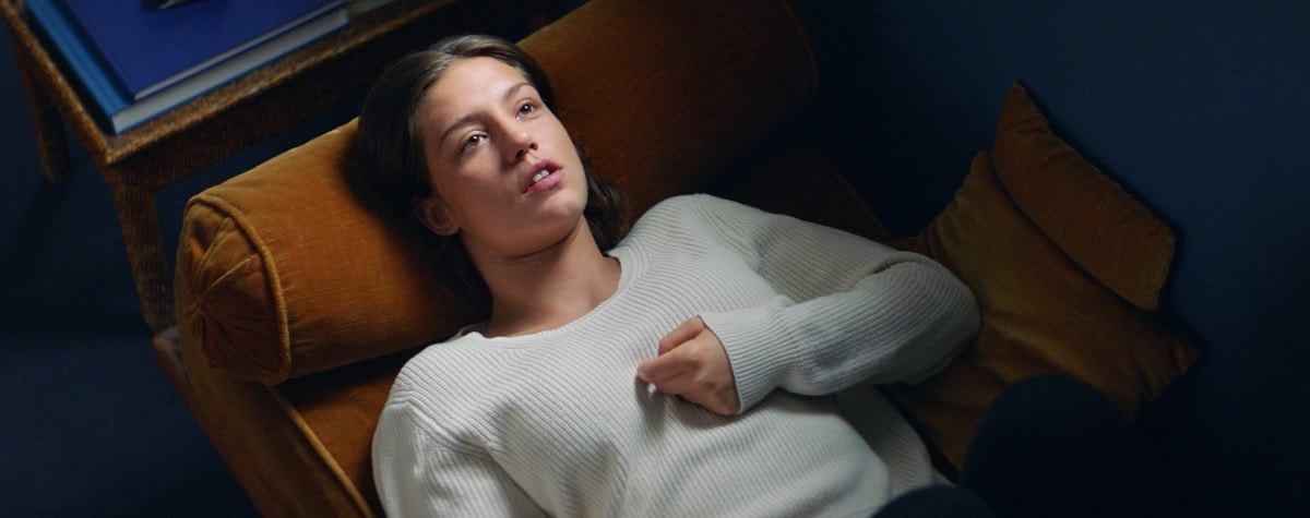 Adèle Exarchopoulos sur le divan de la psy dans Sibyl