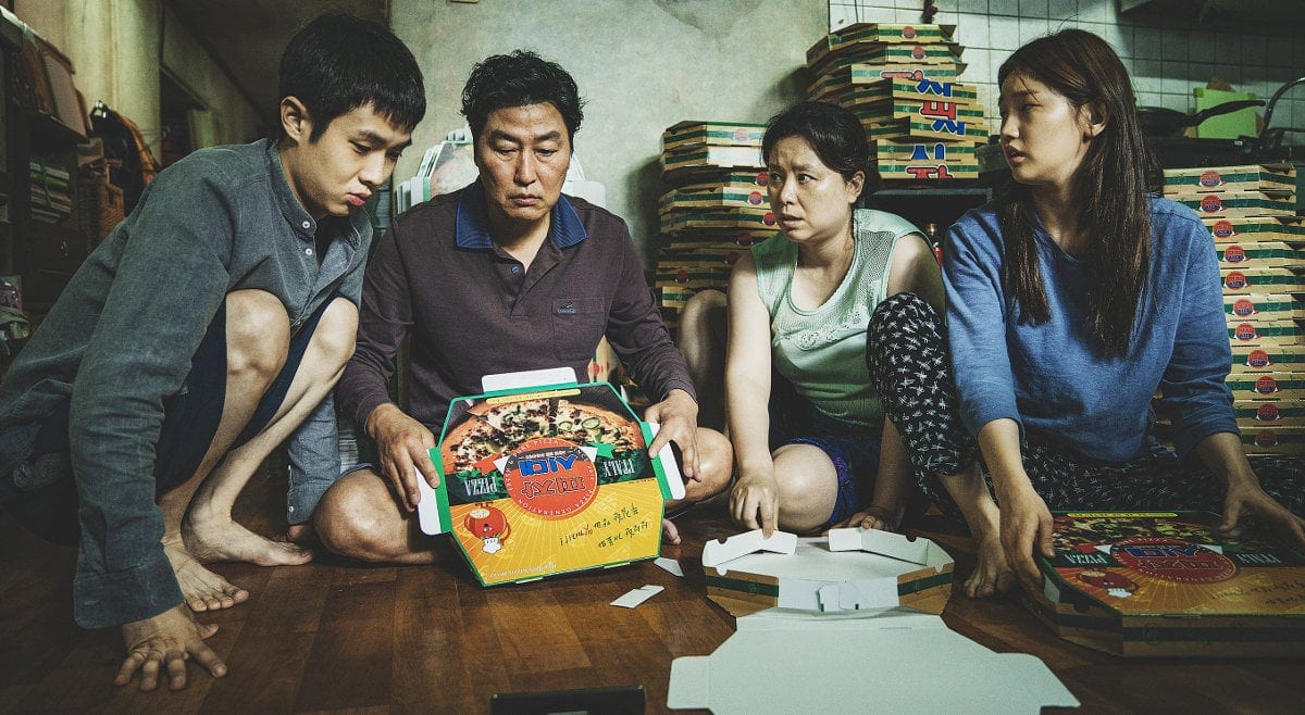 La famille dans le salon dans Parasite de Bong Joon-ho