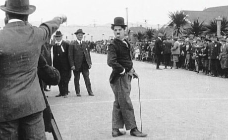 Charlie Chaplin dans Kid autoraces (Charlie est content de lui)