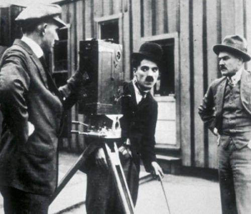 Charlie Chaplin toise la caméra