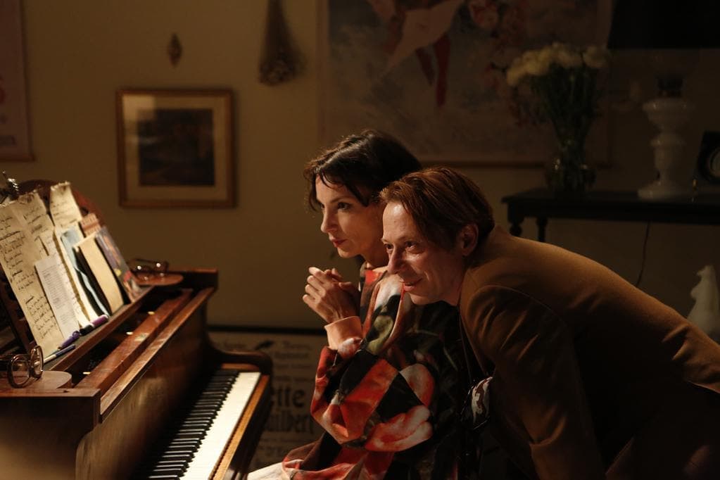 Mathieu Amalric et Jeanne Balibar au piano dans Barbara