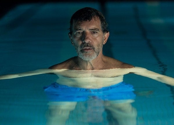 Antonio Banderas dans la piscine dans Douleur et Gloire