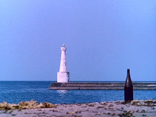 Le phare et la bouteille Herbe flottantes d'Ozu.