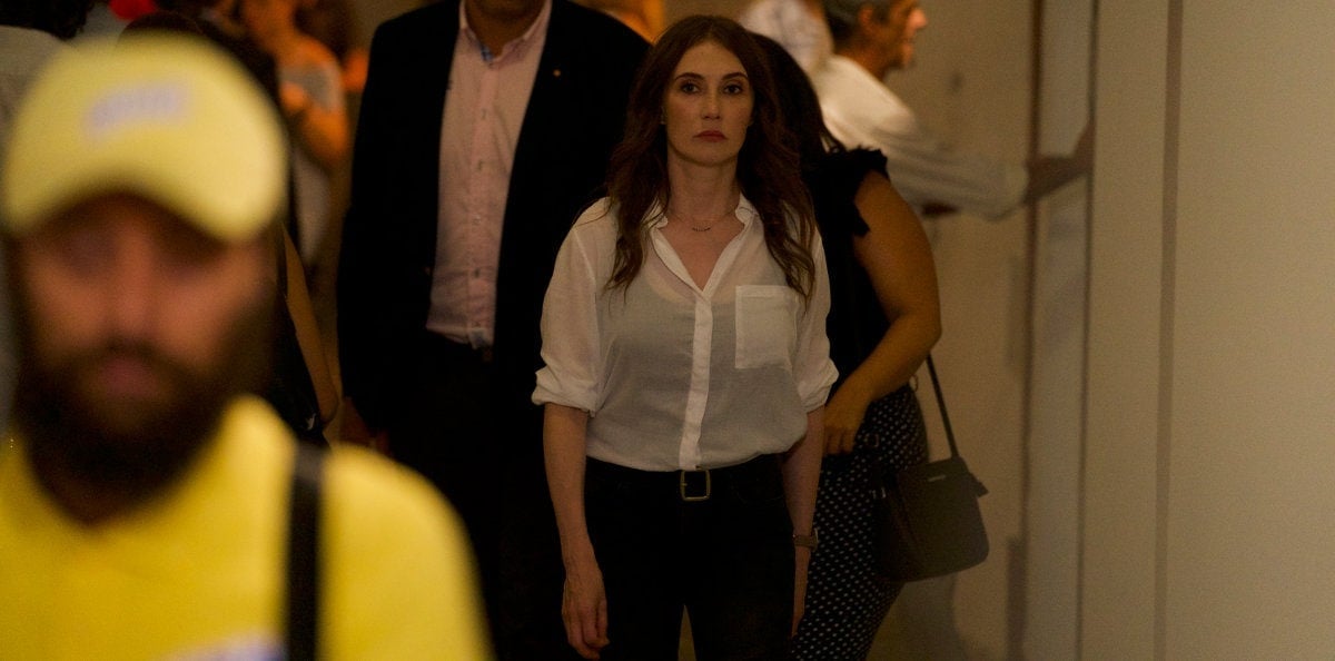 Carice van Houten à la recherche du terroriste dans Domino