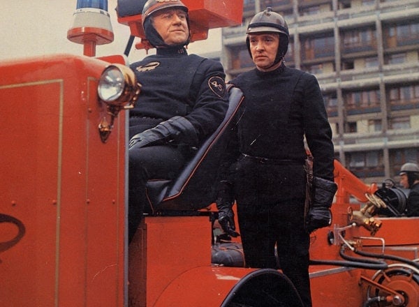 Oskar Werner sur le camion des pompiers dans Fahrenheit 451