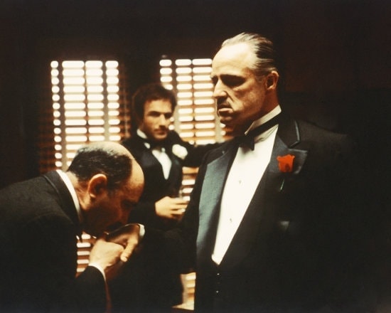 Don Corleone (Marlon Brando) se fait baiser la main dans Le Parrain