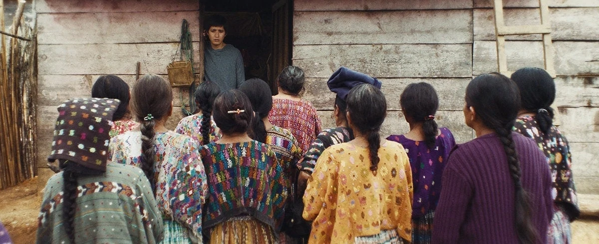 Ernesto et les femmes du village dans Nuestras madres