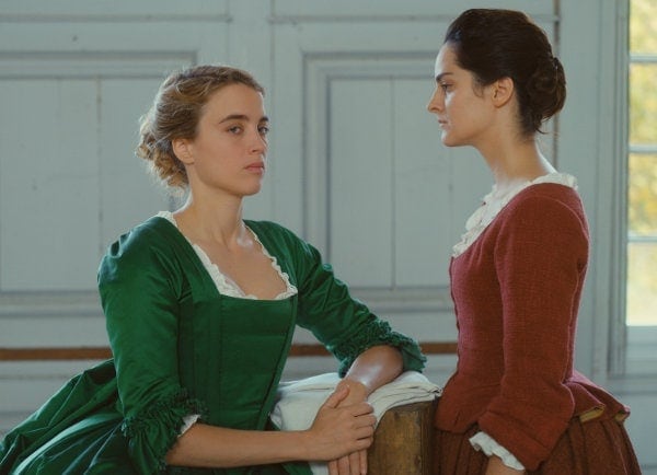 Noémie Merlant en train de peindre Adèle Haenel dans Portrait d'une jeune fille en feu