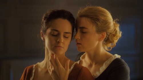 Scène d'amour entre Noémie Merlant et Adèle Haenel dans Portrait d'une jeune fille en feu