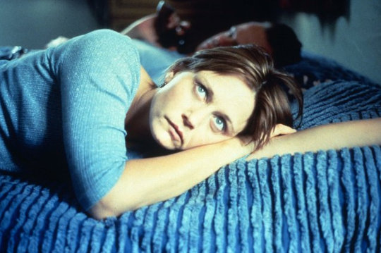 Lisa Bowman allongée sur le lit dans River of Grass