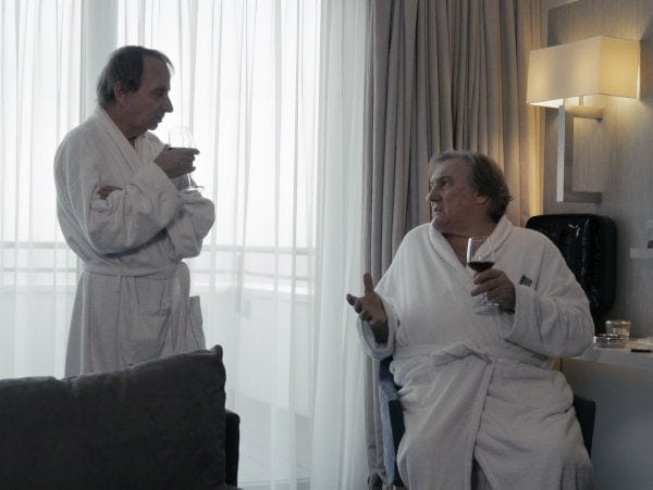 Michel Houellebecq et Gérard Depardieu en peignoir dans Thalasso