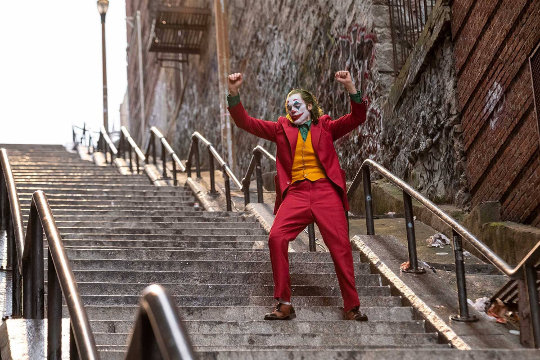 Le Joker (Joaquin Phoenix) danse sur les escaliers