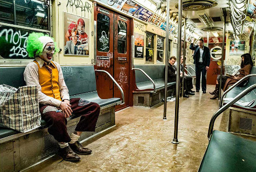 Le Joker (Joaquin Phoenix) assis dans le train avant de tuer les trois hommes