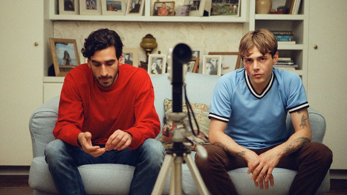 Matthias (Gabriel D’Almeida Freitas) et Maxime (Xavier Dolan) durant la scène du baiser.