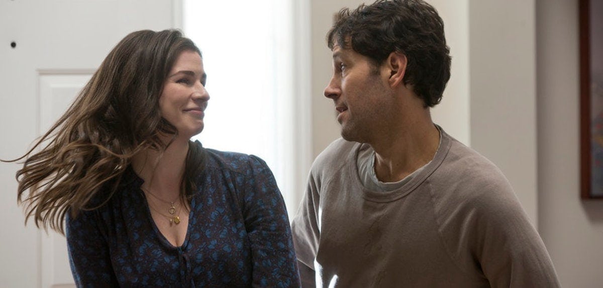 Miles (Paul Rudd) et Kate (Aisling Bea)dans la scène de danse de Living with Yourself