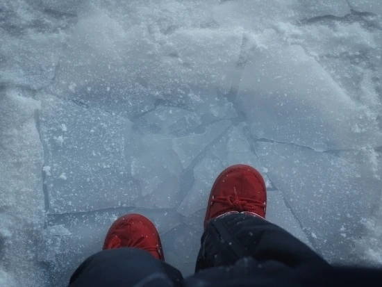 Pieds et bris de glace dans la pièce de théâtre Dimanche