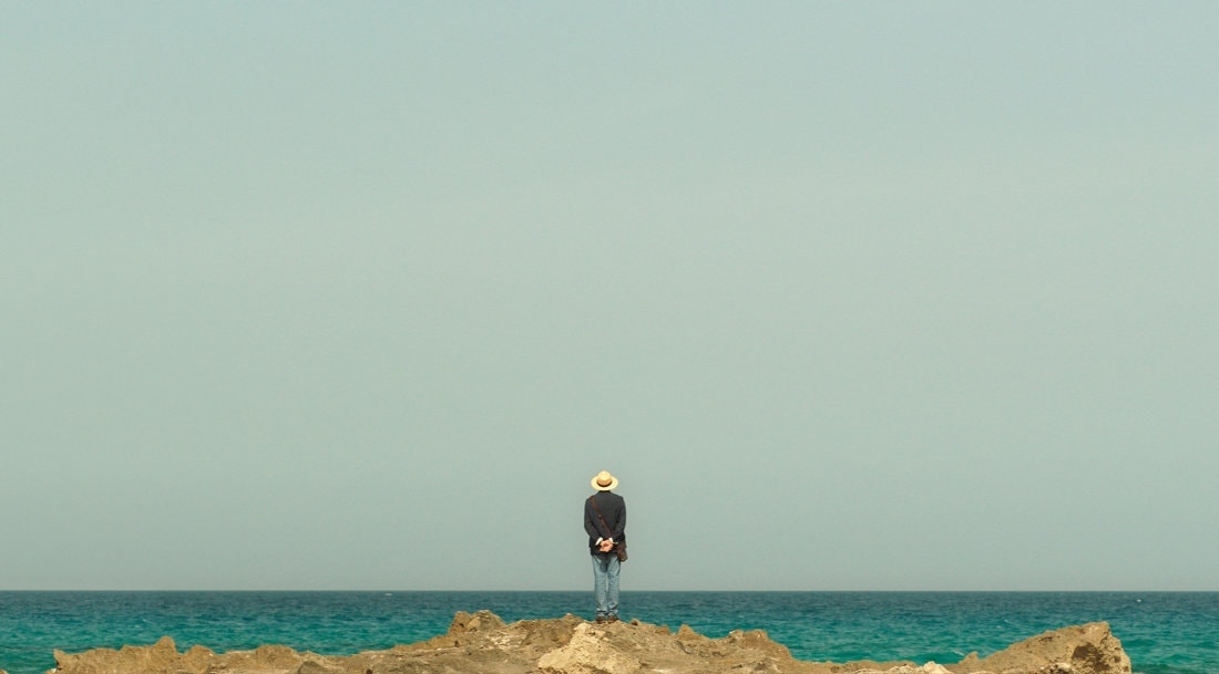 Elia Suleiman devant la mer dans It Must Be Heaven