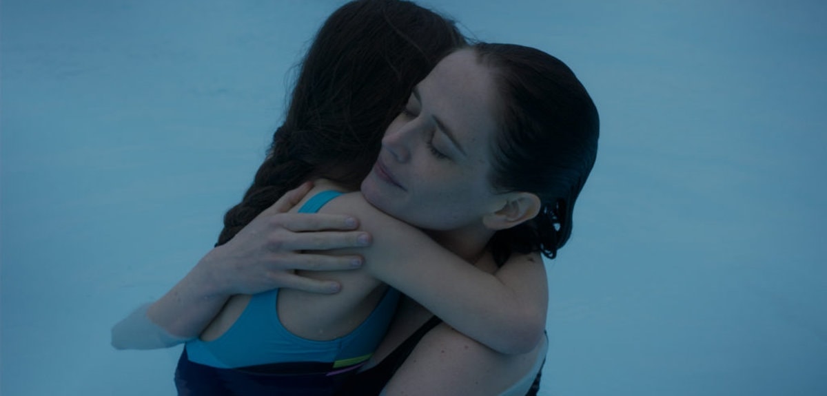 Eva Green et sa fille dans la piscine dans Proxima