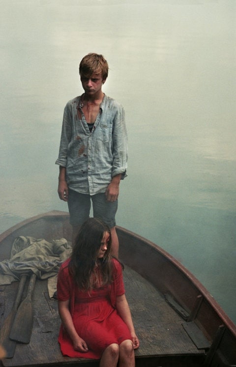 Thomas Gioria et Fantine Harduin dans le bateau dans Adoration