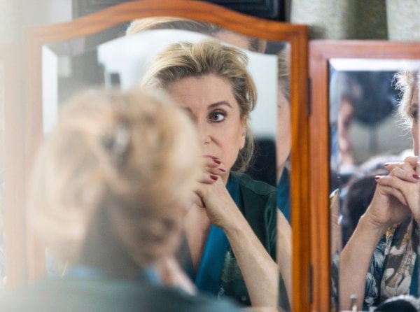 Catherine Deneuve devant le miroir dans La Vérité
