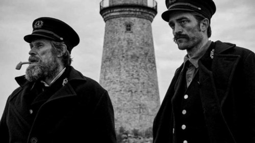 Robert Pattinson et Willem Dafoe devant le phare dans The Lighthouse