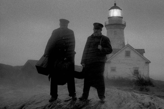 Robert Pattinson et Willem Dafoe sur la plage dans The Lighthouse