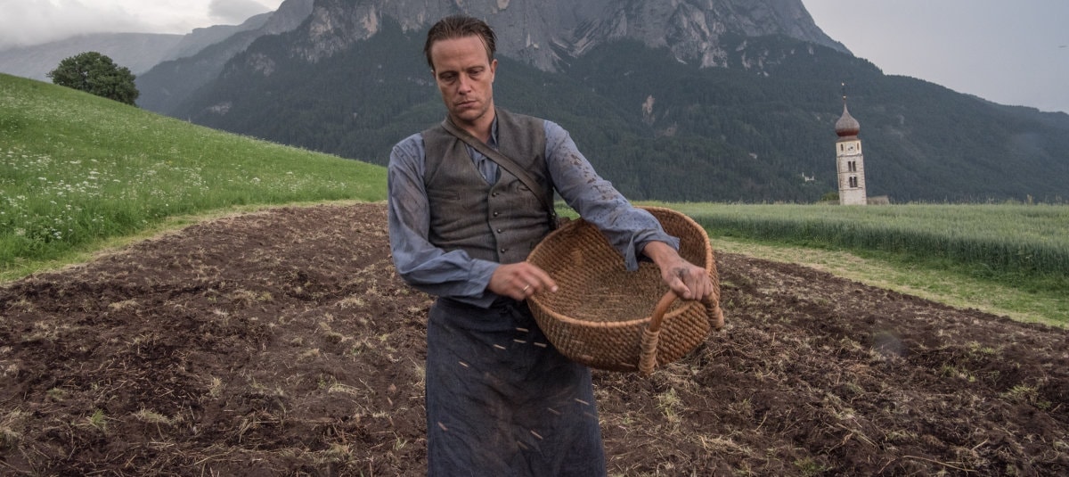 August Diehl dans les champs dans Une vie cachée