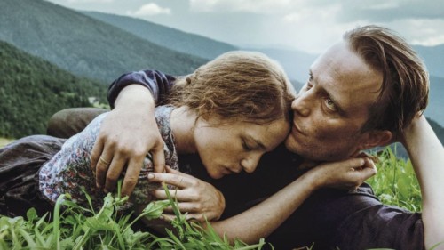 Le couple dans l'herbe dans Une vie cachée