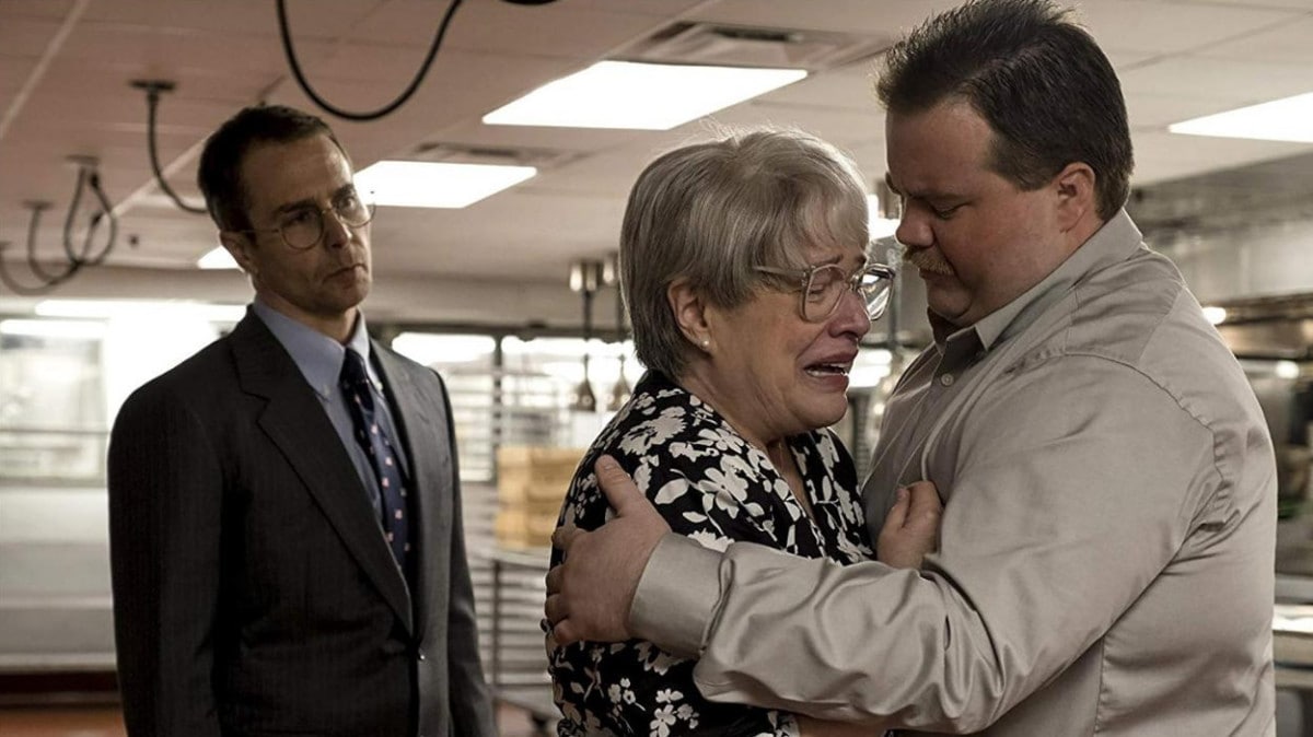 Bobi Jewell (Kathy Bates) en larmes dans les bras de son fils (Paul Walter Hauser) dans Richard Jewell