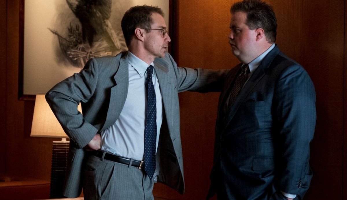 Richard Jewell (Paul Walter Hauser) parle avec son avocat (Sam Rockwell) dans Richard Jewell