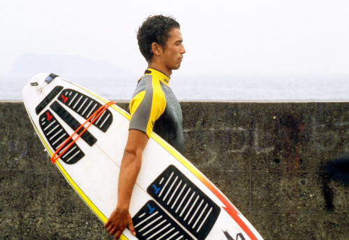 Claude Maki et sa planche de surf dans A Scene at the sea