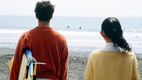 Hiroko Ôshima et Claude Maki sur la plage dans A Scene at the sea