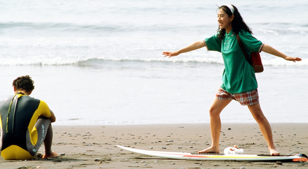 Hiroko Ôshima fait du surf sur la plage dans A Scene at the sea 