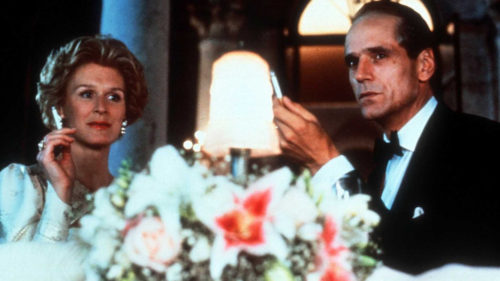 Glenn Close et Jeremy Irons à table dans Reversal of Fortune