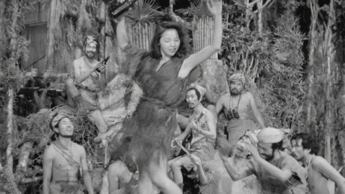 Akemi Negishi danse au milieu des hommes dans Fièvre sur Anatahan
