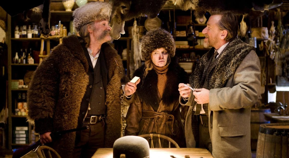 Kurt Russell, Tim Roth et Jennifer Jason Leigh dans le saloon des Huit Salopards 