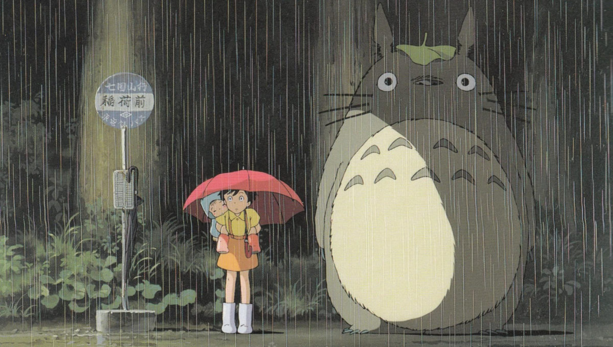 Mei et Satsuki à l'arrêt de bus sous la pluie avec Totoro dans Mon voisin Totoro