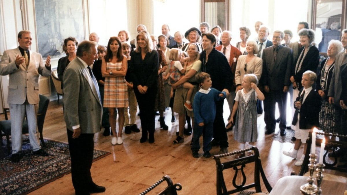 Tout la famille de Festen réunie dans un salon pour le speech du père