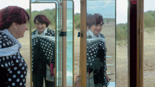 Agnès Varda et ses reflets dans le mirroir dans Les Plages d'Agnès