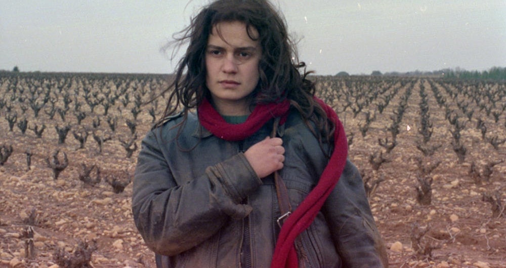 Sandrine Bonnaire marche dans les champs dans Sans Toit ni Loi