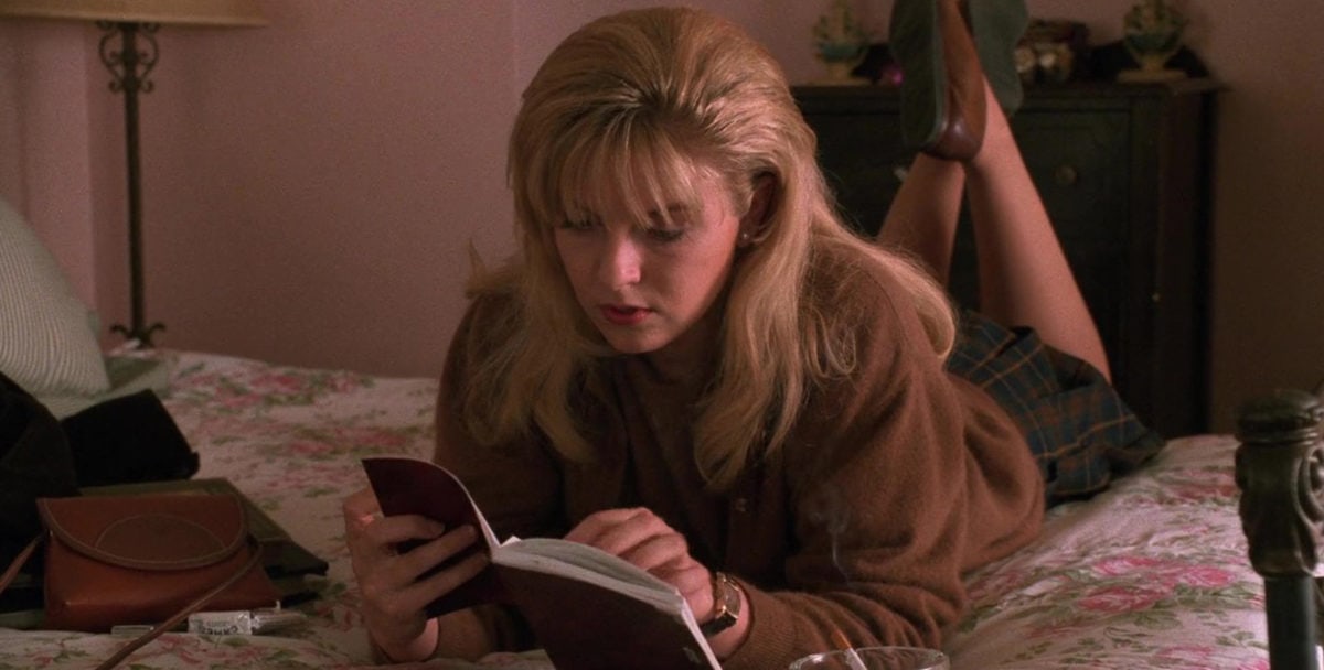 Laura Palmer (Sheryl Lee) couchée sur son lit dans Twin Peaks : Fire Walk With Me 