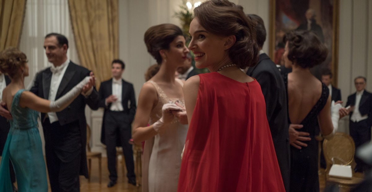 Jackie Kennedy (Nathalie Portman) dans un fête à la Maison Blanche dans « Jackie »