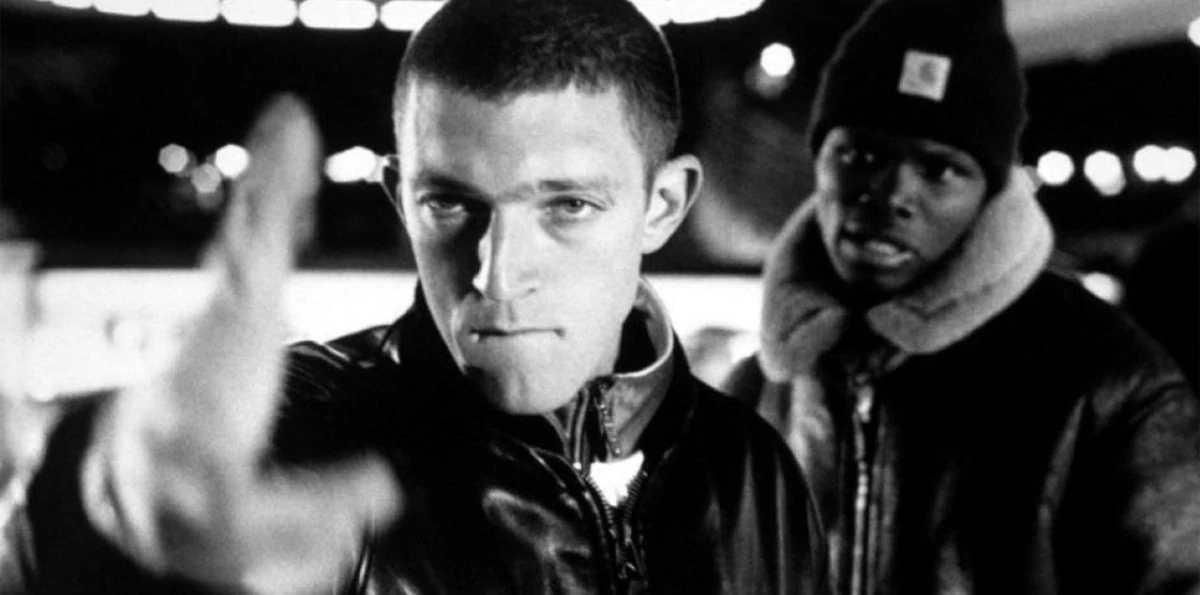 Le geste du pistolet de Vincent Cassel avec Hubert Koundé dans La Haine