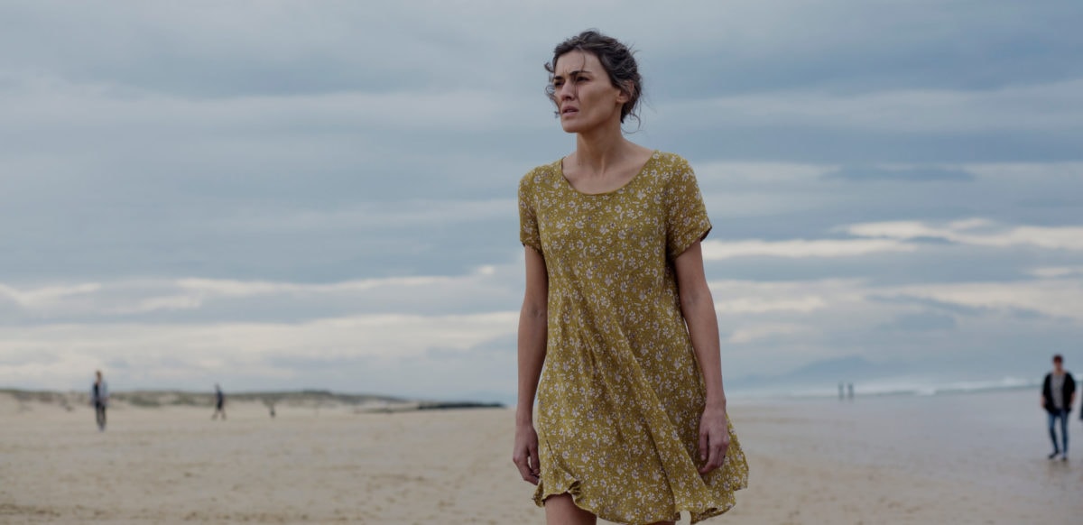 Elena (Marta Nieto) seule sur la plage dans Madre