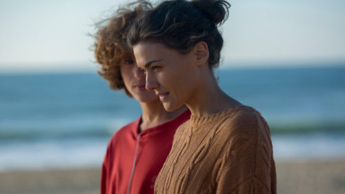 Marta Nieto et Jules Porier sur la plage dans Madre