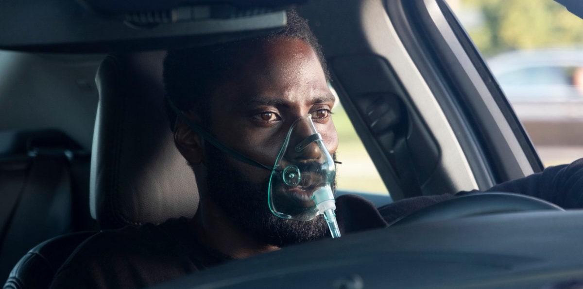 John David Washington avec un masque dans sa voiture dans Tenet