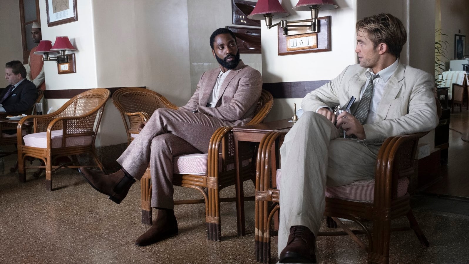 John David Washington et Robert Pattinson dans Tenet