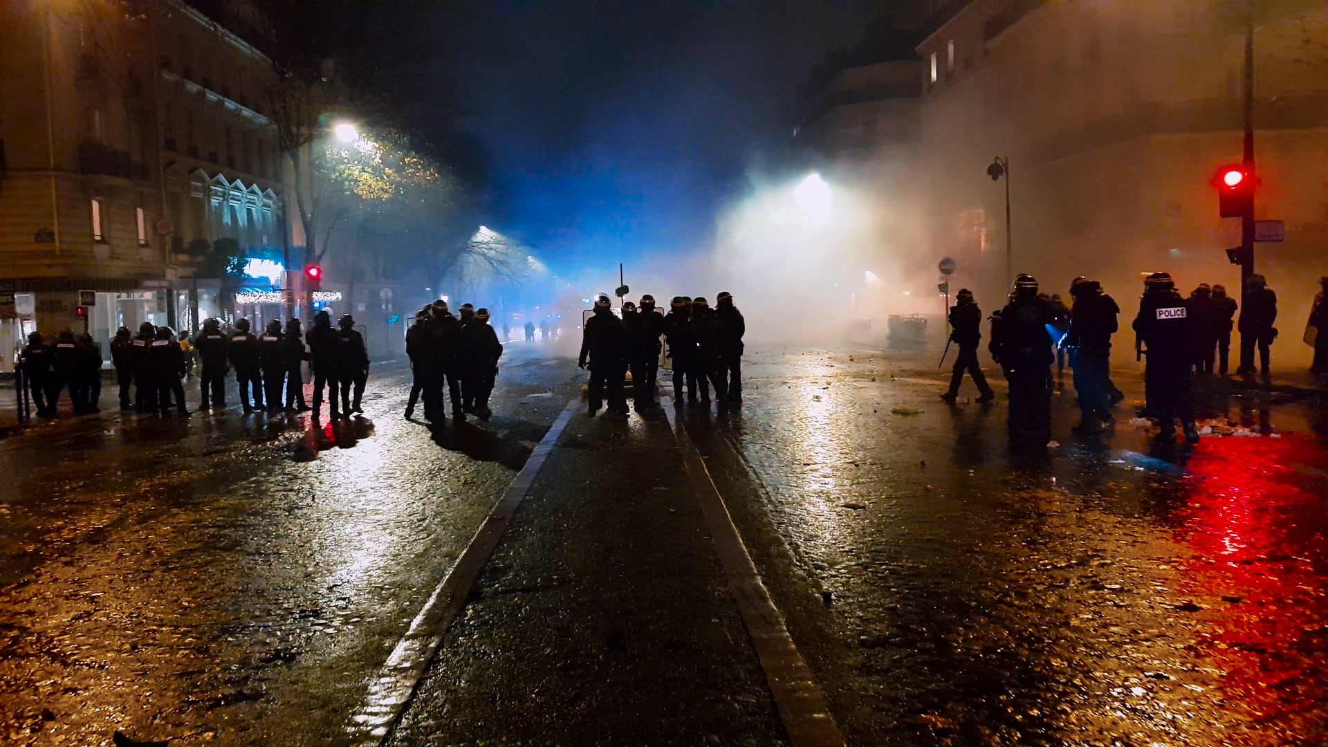 Les policiers dans la rue face aux manifestants dans "Un pays qui se tient sage"