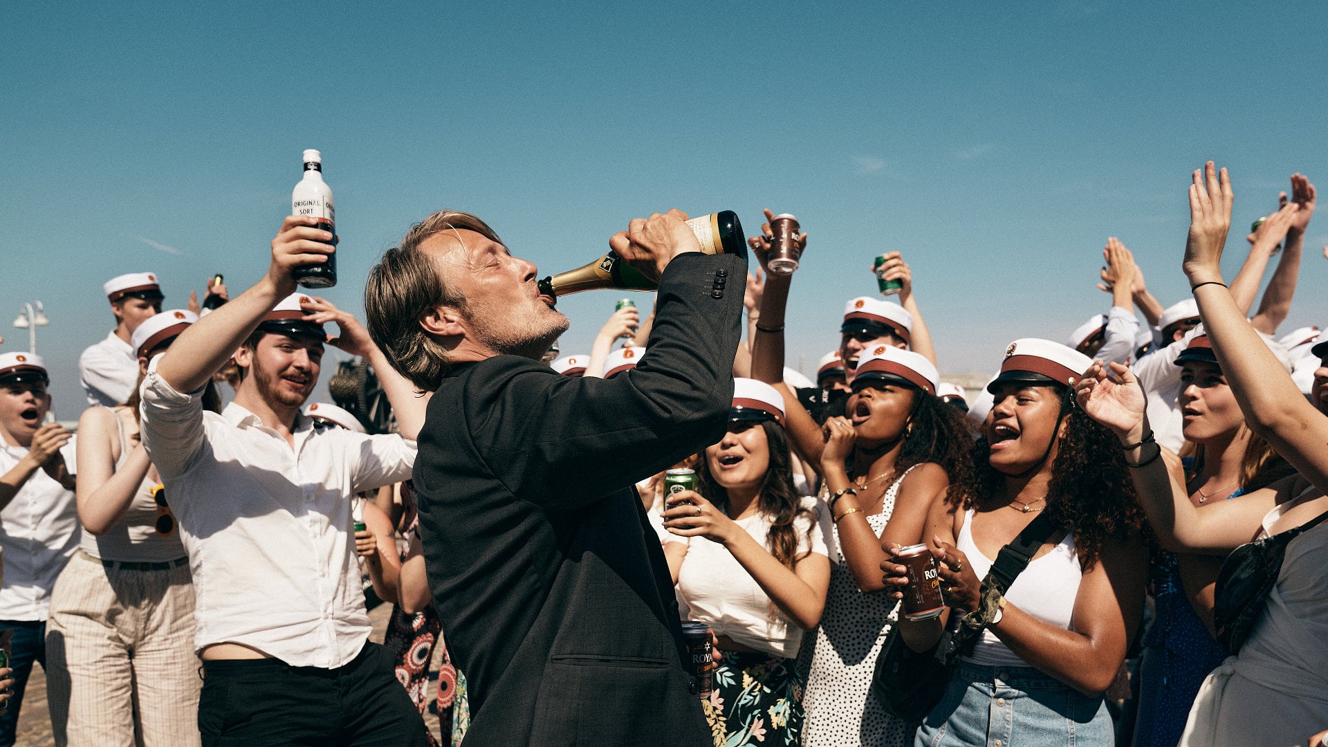 Martin (Mads Mikkelsen) boit une bouteille de Champagne dans Drunk