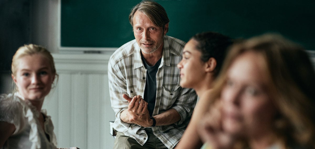 Martin (Mads Mikkelsen) dans la salle des profs dans Drunk